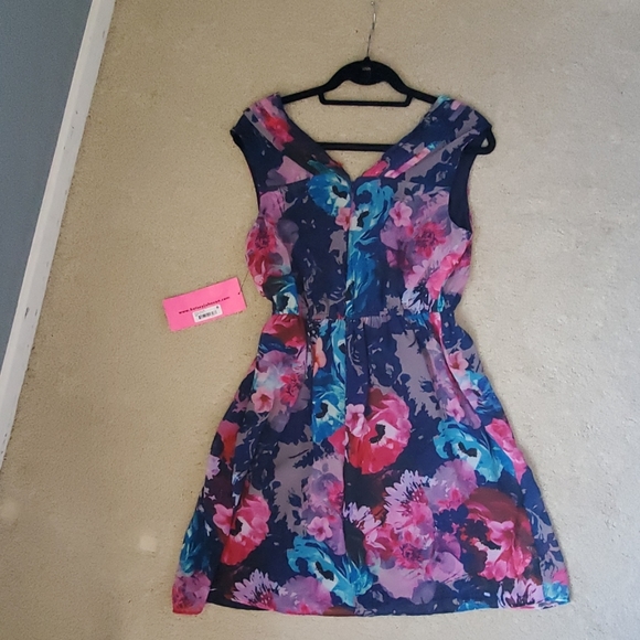 NWT Betsey Johnson pintucked dress - Picture 4 of 8